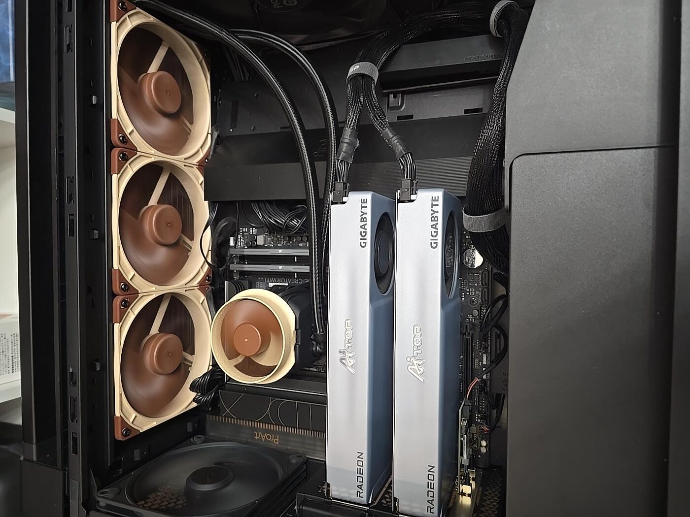 Same case after the swap, with a Noctua NL-LC1-42 liquid cooler: a 420 mm radiator carrying three Noctua fans mounted on the side panel, tubing running to the CPU block.